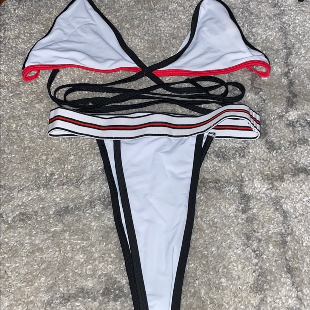 Bikini - Picture 4 of 6
